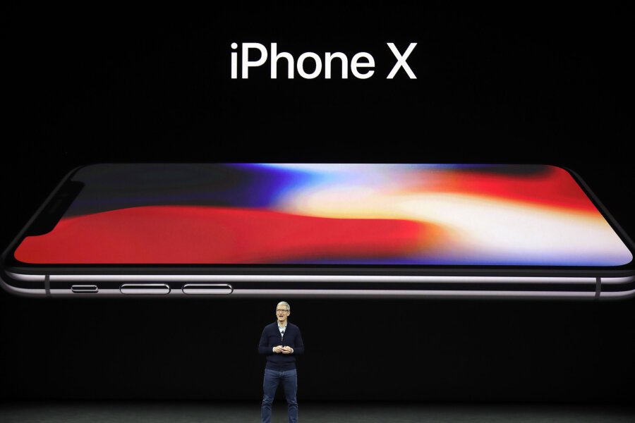 Apple stellt radikal erneuertes iPhone X vor - Der Geschäftsführer von Apple, Tim Cook, präsentiert im Steve Jobs Theater in Cupertino (USA) das neue iPhone X.