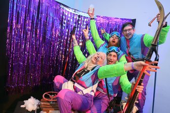 Après-Ski-Party tobt im Vogtland: Brockauer Bürgerhaus bewährt sich als Party-Piste - Die verrückte Wintersportgruppe aus Neumark enterte den Fotobox-Schlitten.