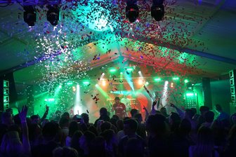 Après-Ski-Partys in Westsachsen: Hier locken heiße Beats, coole Drinks und Hüttenzauber - Die Stimmung ist am Kochen: Die Band Stadlrogga heizte am vergangenen Samstag den Besuchern der Après-Ski-Party im Festzelt auf dem Sportplatz in Hartmannsdorf ein.