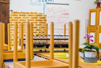 April, April für Schulverweigerer: Freistaat streicht beliebten Kurs im Erzgebirge - Im Unterrichtsraum in Bad Schlema wurden am Freitag die Stühle hochgestellt. Die Schüler haben eine Botschaft hinterlassen. 