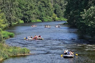 April-Wetter im August: Drei Alternativen zum Freibad auf dem Wasser in Mittelsachsen - Die Schlauchboot-Tour auf der Zwickauer Mulde von Wechselburg nach Rochlitz ist ein Klassiker bei Outdoor Unger.