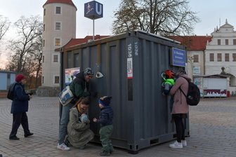Aprilscherz: Eine U-Bahn für Freiberg – Wohnungsgenossenschaft: „Zugegeben, die Idee wäre genial“ - Passend zum Aprilscherz 2025: Das Kunstprojekt „U-Bahn“ 2024 auf dem Schloßplatz in Freiberg.