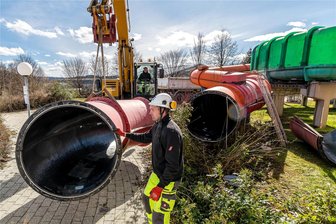 Aqua Marien: Außenrutschen an Sachsens größter Wasserwelt verschwinden - Mitarbeiter einer Firma aus Großrückerswalde haben mit der Demontage der Außenrutschen am Aqua Marien begonnen.