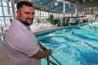 Aqua Marien: Sachsens größte Wasserwelt feiert Geburtstag - Alles im Blick: Lucas Vogel, Fachangestellter für Bäderbetriebe, überwacht das Wellenbad im Aqua Marien. Nächsten Freitag bleibt das Freizeitbad sogar bis Mitternacht geöffnet.