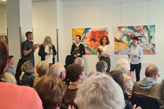 Aquarell und Öl: Ausstellung von Nadja Bernhardt in Lichtenau - Malerin Nadja Bernhardt (2. v. r.) bei einer Vernissage in der Galerie Art Forum in Burgstädt.