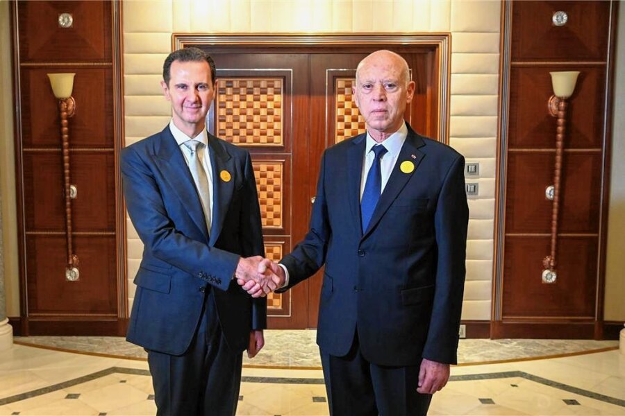 Araber versöhnen sich mit Assad - Der syrische Machthaber Baschar al-Assad und der tunesische Präsident Kais Saied geben sich am Rande des Gipfels der Arabischen Liga in Dschidda die Hand. 