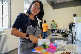 Arabisch, Ukrainisch, Chinesisch – so wird im Integrationskurs in Aue gekocht - Lianhuan Jiang aus China hat unter anderem ein Gericht mit Hähnchenfleisch zubereitet.