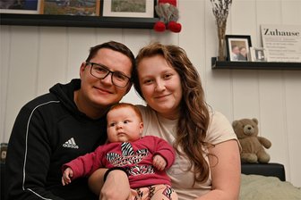 Arbeit auf dem Flughafen, Wohnen in Milkau: Warum eine junge Familie das Dorfleben liebt - Christian und Maria Kuschel mit ihrer Tochter Lotta. Das Paar hat in Milkau ein Haus gekauft und sich ganz bewusst für das Leben auf dem Land entschieden.
