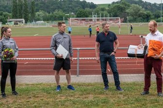 Arbeit mit Jugendlichen wird gewürdigt - Jugendwartin Claudia Gabrich und Vereinschef Ralf Ziezio vom Karate-Do Rochlitz haben vom Rochlitzer Oberbürgermeister Frank Dehne sowie von Thomas Buchmann vom LSB das Gütesiegel erhalten. 