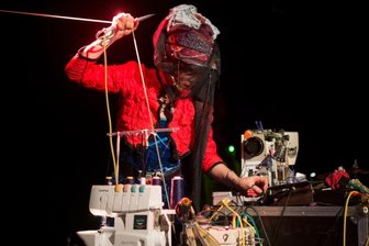 Arbeit und Nichtarbeit werden Thema eines Festivals - Die Performance "Nähmaschinenduett" wird am 16. Juni im Lokomov aufgeführt. Dabei entstehen textile Collagen, Stoffe und anderes Material dürfen mitgebracht werden.