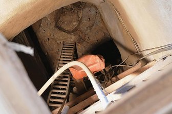 Arbeiten am 18-Meter-Loch: Wie unter der Himmelfahrtsgasse in Freiberg gesprengt wird - Der Tagebruch an der Himmelfahrtsgasse in Freiberg wird saniert. Im Bild ein Blick in den Schacht. In 11,50 Meter Tiefe wurden die Sprenglöcher gebohrt und zunächst mit Holzdübeln verschlossen.