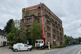 Arbeiten am alten Einrichtungshaus Uhlig: Was passiert an der bekannten Brache in Schneeberg? - Diese Woche fanden an dem alten Einrichtungshaus Uhlig in Schneeberg Bauarbeiten statt.