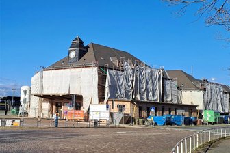 Arbeiten am Glauchauer Bahnhof sind teurer geworden - Das Bahnhofsgebäude in Glauchau wird derzeit für 3,5 Millionen Euro saniert.