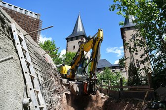 Arbeiten am Schlossgarten in Rochlitz: Warum Wanderer Umwege laufen müssen - Das Fundament für die neue Stützwand am Schlossgarten ist betoniert. Der Weg wird für weitere Arbeiten wieder aufgeschüttet.