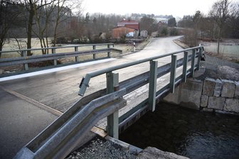 Arbeiten an Brücke im Vogtland erfordert Vollsperrung - Die Brücke zwischen der B 92 und Hundsgrün wurde 2018 als Behelfsbrücke gebaut, jetzt wird sie erneuert.