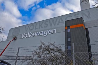 Arbeiten an der Fassade des Zwickauer VW-Werks: Warum werden Logo und Schriftzug geändert? - Per Arbeitsbühne tauschen Fachleute in mehr als 20 Metern Höhe den „Volkswagen“-Schriftzug aus. Die neue Version ist etwas kleiner als die bisherige.
