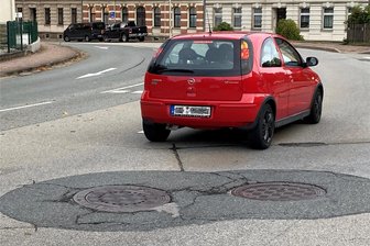 Arbeiten an Schachtabdeckungen: Fünf Tage lang kein Durchkommen auf der S 272 in Schwarzenberg - Auf der Karlsbader Straße (S 272) in Schwarzenberg, hier am Finanzamt, gibt es viele Schadstellen an Schachtabdeckungen.