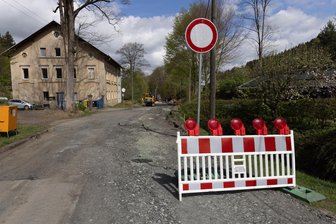 Arbeiten an Straße im Erzgebirge verzögern sich: Doch keine Winteröffnung möglich - Die Herolder Straße in Ehrenfriedersdorf - hier im April dieses Jahres - bleibt auch im Winter gesperrt.