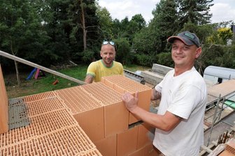 Arbeiten auf dem Bau bei über 30 Grad in Glauchau: Was Bauarbeiter bei diesen Temperaturen leisten - Oliver Schenk (li.) und Ronny Schmieder arbeiten seit vielen Jahren bei Hitze, Regen und Schnee gemeinsam als Maurer bei der Firma Möckel & Kühn in Glauchau-Reinholdshain.