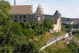 Arbeiten auf dem schönsten Dach Plauens - Für das neue Mehrzweckgebäude der BA auf dem Plauener Amtsberg wird die vorhandene historische Ruinenmauer des ehemaligen Schlosses mit einbezogen. Der neue Campus ergibt eine stadtprägende Ansicht.