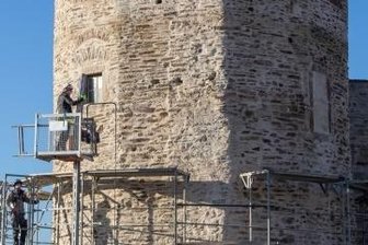 Arbeiten beendet: Roter Turm erstmals wieder ohne Gerüst - Blick von der Studienakademie auf den Roten Turm: Mauerwerk, Fenster und Tür wurden erneuert.