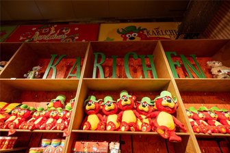 Arbeiten bei Karls Erlebnis-Dorf: Diese Jobs werden am US-Standort angeboten - Döbeln im März: Das Maskottchen Karlchen liegt im Verkaufsbereich von Karls Erlebnis-Dorf.