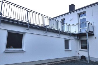 Arbeiten für Lift am Begegnungszentrum in Bergen haben begonnen - An dieser Stelle wird der sogenannte Plattformlift errichtet.