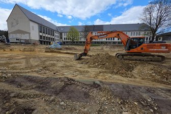 Arbeiten für neue Turnhalle in Bad Elster laufen - Die Baustelle der neuen Turnhalle auf dem hinteren Gelände der Grundschule in Bad Elster.