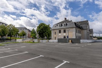 Arbeiten im Bahnhofsumfeld beendet: Warum Falkenstein mit dem Parkplatz Neuland betritt - Der neue Parkplatz vor dem Bahnhof hat 20 Stellflächen. Davon zwei mit Ladesäulen für E-Autos.