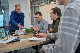 Arbeiten in Chemnitz: Geht das auch ohne Deutschkenntnisse? - Der Eisenbahn-Entwickler Stadler an der Augustusburger Straße hat für seine internationalen Mitarbeiter Fremdsprachentrainer Steffen Pietsch angeheuert.