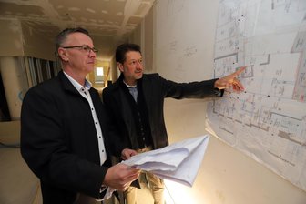 Arbeiten laufen auf Hochtouren: Wer zieht in das ehemalige Sport-Richter- und C&A-Haus am Untermarkt in Freiberg? - AWO-Geschäftsführer Jörg Lehmann (l.) und RWR-Objektbetreuer Steffen Uhlmann verschaffen sich einen Überblick über die Arbeiten im neuen Service-Wohnen am Dom in Freiberg.