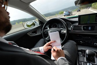Arbeiten oder Entspannen am Steuer? TU Chemnitz sucht Teilnehmer für Studie zum automatisierten Fahren - Während der Autofahrt arbeiten, weil der Pkw selbst navigiert - das kann an der TU Chemnitz ausprobiert werden.