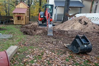 Arbeiten ruhen nach Munitionsfund - Eine Spezialfirma hat das Gebiet um den Fundort am Rochlitzer Berg am Mittwochvormittag gründlich nach weiteren Kampfmittel abgesucht. Am Donnerstag können die Bauarbeiten weitergehen. 