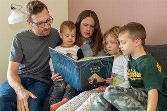 Arbeiten und lernen von zu Hause: Wie ein Vogtländer in Amerika lebt - Auf Besuch in der Heimat, in Rothenkirchen: Daniel Weidauer mit Ehefrau Brittany und den Kindern Oak (2), Faye (6) und Graham (8). Weil die Kinder keine Schule besuchen und Vater Daniel im Homeoffice von den USA aus arbeitet, ist für die Familie ein sechswöchiger Deutschland-Urlaub drin.