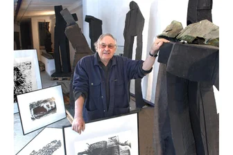 „Arbeiten und nicht verzweifeln“: Zum 100. Geburtstag des Schwarzenberger Bildhauers Hans Brockhage am 27. Februar - Der Schwarzenberger Formgestalter und Bildhauer Hans Brockhage 2005 in seinem Atelier zwischen Holzskulpturen und Holzdrucken.