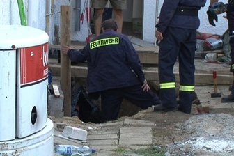 Arbeiter bei Nossen in Baugrube eingeklemmt - Der Bauarbeiter wurde offenbar bei Schachtarbeiten an einem Wohnhaus zwischen der Hauswand und einer Spundwand eingeklemmt.