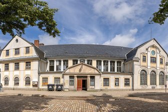 Arbeiter steigen Falkensteiner Bahnhof aufs Dach - Das Dach des Falkensteiner Bahnhofs wird neu eingedeckt. Der Auftrag dazu ist vergeben.