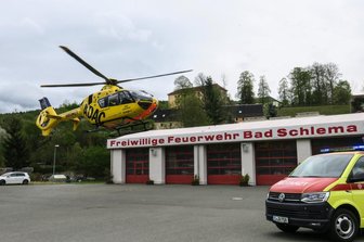 Arbeiter stürzt mit Telefonmast um und verletzt sich schwer -