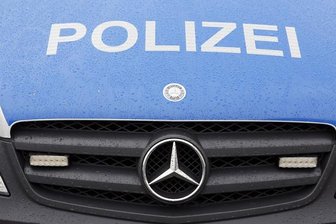 Arbeiter von Baggerschaufel eingeklemmt und lebensbedrohlich verletzt -