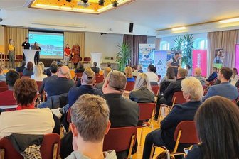 Arbeitgeber-Tag in Bad Schlema: Im Aktivist spielt Musik aus der Zukunft - Blick in den Vortragssaal. Hier stellen die Schüler aus Oberwiesenthal ihre Einrichtung vor, die seit kurzem den Zusatztitel "Klimaschule" trägt, weil die Jungen und Mädchen einfache nachhaltige Konzepte umgesetzt haben.
