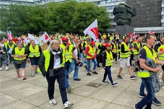 Arbeitgeberangebot abgelehnt: Im Einzelhandel in Sachsen wird jetzt gestreikt - Rund 500 Beschäftigte aus dem Groß- und Einzelhandel zogen am Freitag durch die Chemnitzer Innenstadt. Sie fordern höhere Löhne.