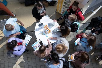 Arbeitsagentur: Ukraine-Flüchtlinge finden in Sachsen schneller Jobs als anderswo im Osten - Eine Jobmesse für ukrainische Geflüchtete 2022 in Dresden:„Der frühe Zugang zu Jobcentern beschleunigt den Einstieg in Beschäftigung deutlich“, sagen Forscher.