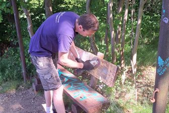 Arbeitseinatz nahe Schloss: Oelsnitzer rücken Graffitis zu Leibe - Immer wieder Graffiti: Mitglieder des Heimatfördervereins Oelsnitz gehen dagegen vor.