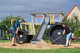 Arbeitseinsatz bringt Spielplatz in Noßwitz auf Vordermann - Der Sand auf dem Spielplatz ist ausgetauscht worden. Bei einem Arbeitseinsatz wurde das Gelände hergerichtet.