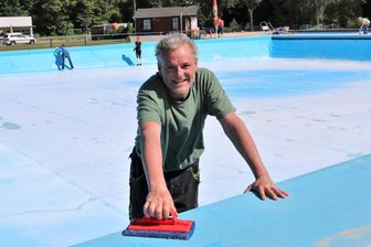 Arbeitseinsatz im Freibad Erdmannsdorf - Saisonstart in Falkenau - Steven Clauß, hier beim Arbeitseinsatz vor dem Saisonstart, ist Schwimmmeister im Freibad Erdmannsdorf.