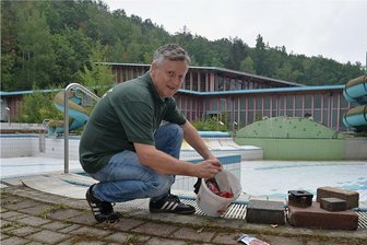 Arbeitseinsatz im verlassenen Erzgebirgsbad in Thalheim: Das große Putzen vor dem Kunstfestival - Hilft mit, das alte Erzgebirgsbad für das internationale Kunstfestival Begehungen herzurichten: Michael Weißbach, Vorsitzender der Arbeitsgruppe Stadtmarketing in Thalheim, beim Unrat einsammeln. 