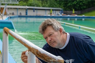 Arbeitseinsatz in Mylau fördert längst Vergessenes zu Tage - Konzentriert und gewissenhaft bei der Arbeit: Der 59-jährige Ulf Baumann.