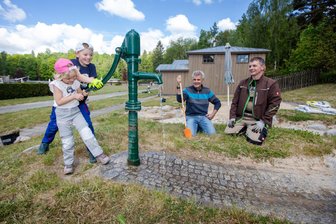 Arbeitseinsatz in Plauener Freibad: Auf diese Neuerungen können sich Besucher dieses Jahr in Haselbrunn freuen - Sie brachten die Matschstrecke auf Vordermann: Jan Rahmig (rechts) und Lutz Wagner. Ruben (9) und Ronja (6) finden die Anlage prima.