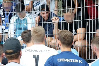 Arbeitsgericht: Fußballprofi Frahn wehrt sich gegen CFC-Kündigung - Daniel Frahn (mit verkehrt aufgesetztem Basecap hinterm Zaun) im Gästeblock vor seiner Mannschaft, die 1:3 in Halle verlor. Er habe dort Sympathien zu führenden Köpfen rechtsgesinnter Gruppierungen offenkundig zur Schau gestellt, so die CFC GmbH.