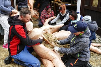 Arbeitsgruppe beschert Grünhainichen fürs Heimatfest Hunderte neue „Einwohner“ - Der Waldkirchener Ortsvorsteher Stephan Nebel (vorn links) und seine Helfer haben bereits an die 200 Puppen mit Stroh ausgestopft.